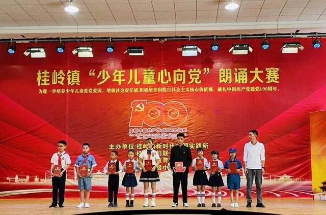 这位4岁的男孩，独自照顾残疾父亲，如今总算过上好日子